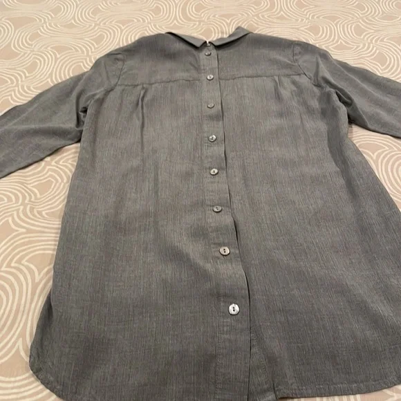 J. Jill blouse, light gray, back buttons, XSP - Picture 7 of 9